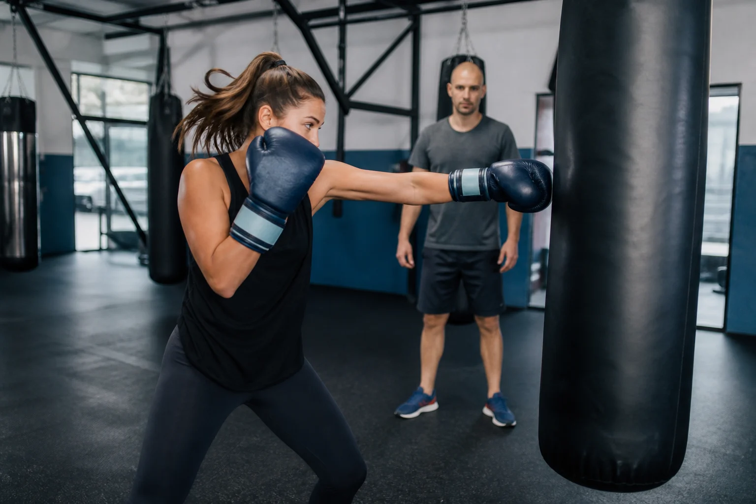 Clase de boxeo con acompañamiento del profesor